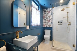 Douche, sèche-cheveux, serviettes fournies