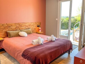 4 habitaciones, tabla de planchar con plancha, wifi y ropa de cama 