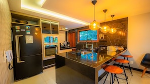 Villa | Cuisine privée | Réfrigérateur, micro-ondes, four, plaque de cuisson