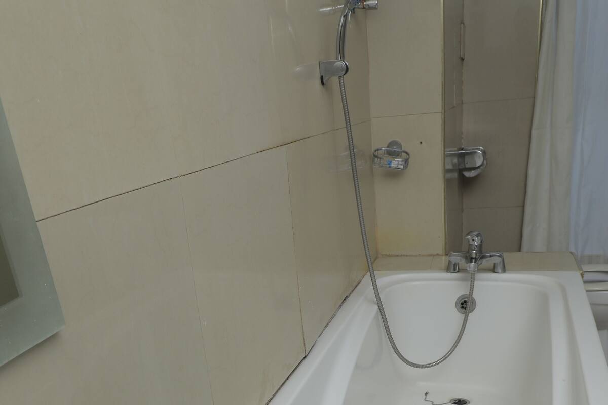 Ein Badezimmer mit einer Badewanne, einem Waschbecken und einer Dusche.