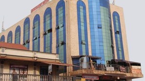 Un hôtel doté d’une tour centrale et de nombreuses fenêtres en arc.
