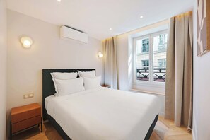 2 chambres, bureau, fer et planche à repasser, lit parapluie