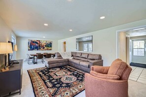 Televisie, een open haard en een kantoor