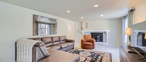 Una televisión, una chimenea, una oficina