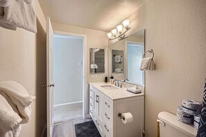 Een douche, een haardroger, handdoeken, shampoo