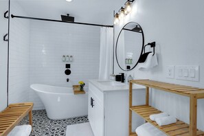 Shower, hair dryer, towels - Secluded Hill Country Oasis: Pool, Spa, Sauna and Stargazing (Wimberley)