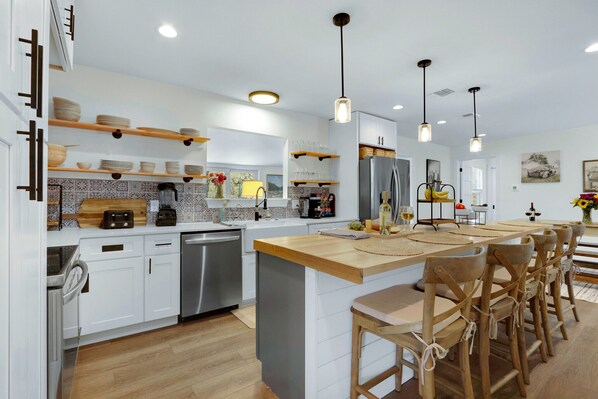 Réfrigérateur, four à micro-ondes, un four, surface de cuisson