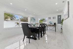 Dining - Hot Tub - Pet Friendly - Mins to Beach - Sleeps 11 - Family (Clearwater)