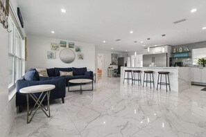 Interior - Hot Tub - Pet Friendly - Mins to Beach - Sleeps 11 - Family (Clearwater)