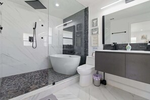 Shower, hair dryer, towels, soap - Hot Tub - Pet Friendly - Mins to Beach - Sleeps 11 - Family (Clearwater)