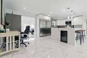 Fridge, microwave, oven, stovetop - Hot Tub - Pet Friendly - Mins to Beach - Sleeps 11 - Family (Clearwater)