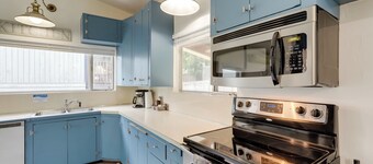 8 Mi to Downtown Seatlle: Pet-friendly Home
