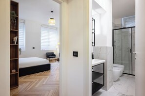 Shower, hair dryer, bidet, towels