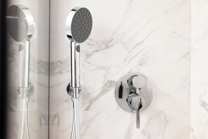 Douche, sèche-cheveux, bidet, serviettes fournies