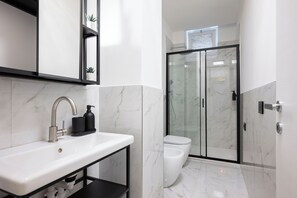 Shower, hair dryer, bidet, towels - Visconti Suites - Apartment 3 (Milano)