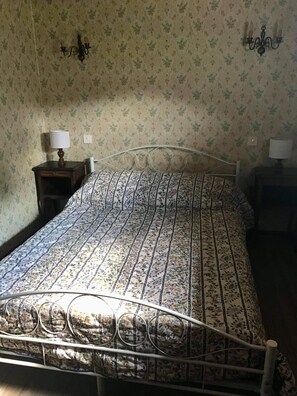 4 Schlafzimmer, Schreibtisch, Bügeleisen/Bügelbrett, WLAN