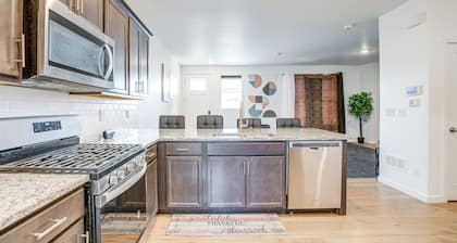 17 Mi to Denver Zoo: Family-friendly Aurora Home