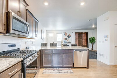 17 Mi to Denver Zoo: Family-friendly Aurora Home