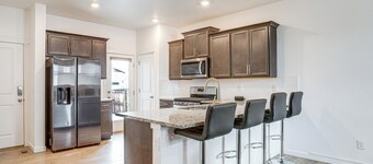 Perfect for Families! Quiet Aurora Home