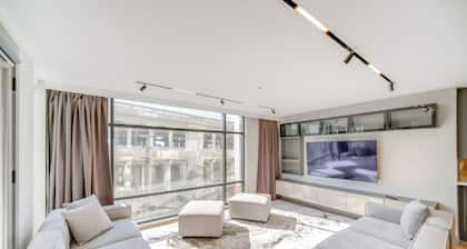 Luxe High-rise 2 Mi to Dtwn Cleveland: WFH Ready!