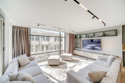 Luxe High-rise 2 Mi to Dtwn Cleveland: WFH Ready!