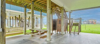 Gulf Views: Beachfront Bolivar Peninsula Escape!