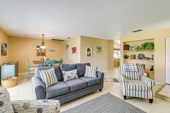 Interior - 1 Mi to Dtwn Stuart: Bright Home w/ Pool & Spa! (Stuart)