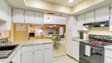 House (3 Bedrooms) | Interior