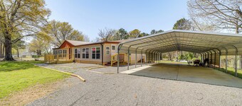 Walk to Beach: Eufaula Home w/ Outdoor Seating!