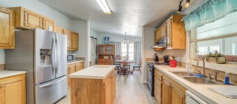 Walk to Beach: Eufaula Home w/ Outdoor Seating!