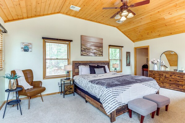 House (2 Bedrooms) | Interior - 5 Mi to Cherokee Lake: Pet-friendly Cabin w/ Deck! (Murphy)