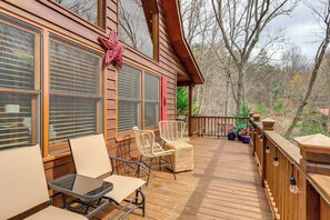 Interior - 5 Mi to Cherokee Lake: Pet-friendly Cabin w/ Deck! (Murphy)