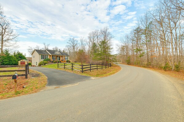 Interior - Private Deck & Views: Rural Virginia Escape (Gordonsville)