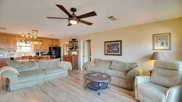 House (5 Bedrooms) | Interior