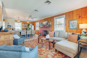 Interior - Hot Tub & Dock: Riverfront Cottage in Deltaville (Deltaville)