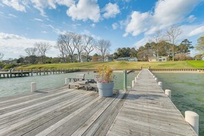 Interior - Hot Tub & Dock: Riverfront Cottage in Deltaville (Deltaville)