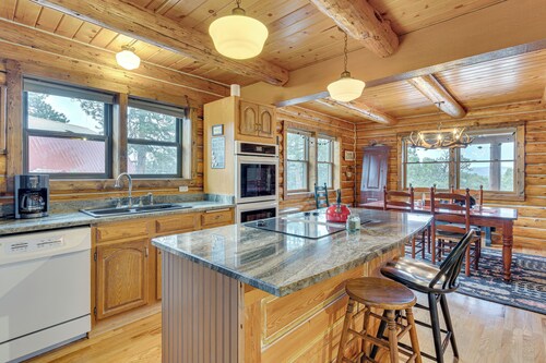 18 Mi to Royal Gorge: Peaceful Mtn Cabin w/ Porch!