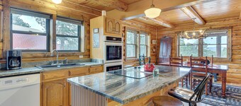 18 Mi to Royal Gorge: Peaceful Mtn Cabin w/ Porch!