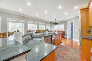 House (5 Bedrooms) | Interior