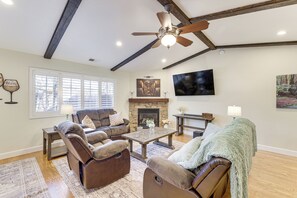 House (4 Bedrooms) | Interior - Walk Downtown: Remodeled Home in Murphys w/ Yard! (Murphys)