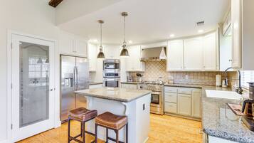 House (4 Bedrooms) | Interior