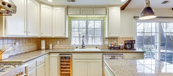 Walk Downtown: Remodeled Home in Murphys w/ Yard!