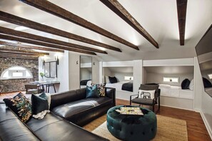 10 slaapkamers, een bureau, een strijkplank/strijkijzer, reisbedje