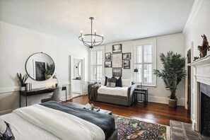 10 Schlafzimmer, Schreibtisch, Bügeleisen/Bügelbrett, Reisekinderbett