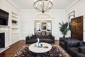 Fernseher, Bücher, Arbeitsbereiche