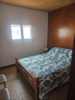 2 bedrooms, iron/ironing board, WiFi