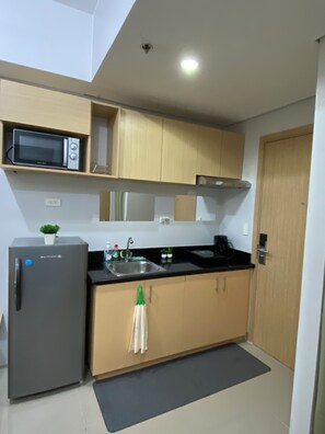 Refrigerador, microondas, horno, placa de cocina