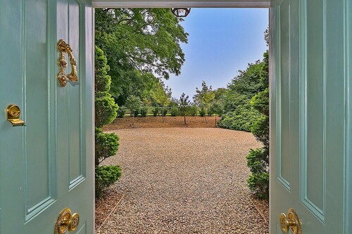 Ttich Manor Retreat