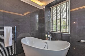Shower, hair dryer, towels - Ttich Manor Retreat (Milton Keynes)
