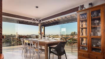 Casa luxo, 5 quartos, piscina particular | Opções para refeição